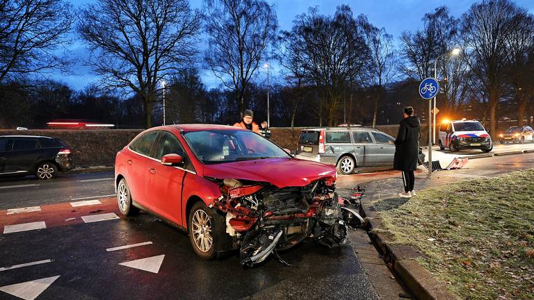 Auto op z'n kop in de sloot