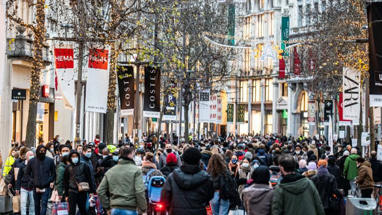 De Meir in Antwerpen, één van de drukke winkelstraten waar veel Nederlanders komen (foto: Jonas Roosens/ANP).