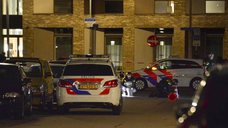 Politieonderzoek in de straat op de bewuste avond (Foto: Perry Roovers/SQ Vision.)