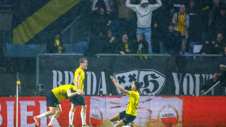 Het publiek gaat los na de 1-0 van Sigurd Haugen (foto: Broer van den Boom/Orange Pictures).