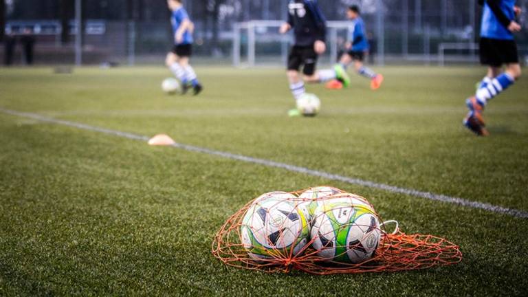 Training bij voetbalclub (foto: Rob Engelaar)