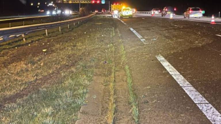 Een ravage op de A58 na de crash bij Tilburg (foto: verkeerspolitie Zeeland-West-Brabant).