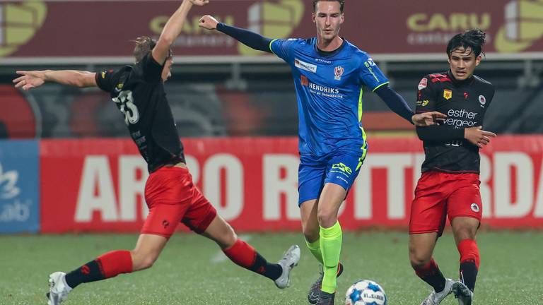 Dennis van der Heijden (m.) in duel met excelsior-spelers Baas en Tjoe-a-on (foto: Orange Pictures).