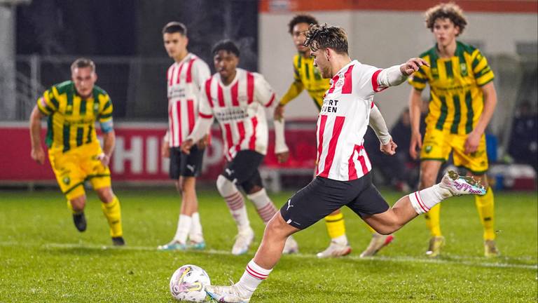 Jason van Duiven maakt met zijn penalty het enige doelpunt voor de Eindhovenaren (foto: OrangePictures)