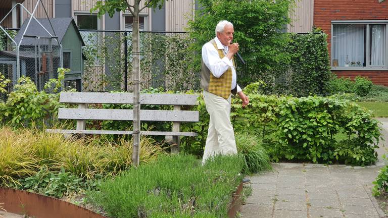 Frans (80) speelt mondharmonica bij verpleeghuis