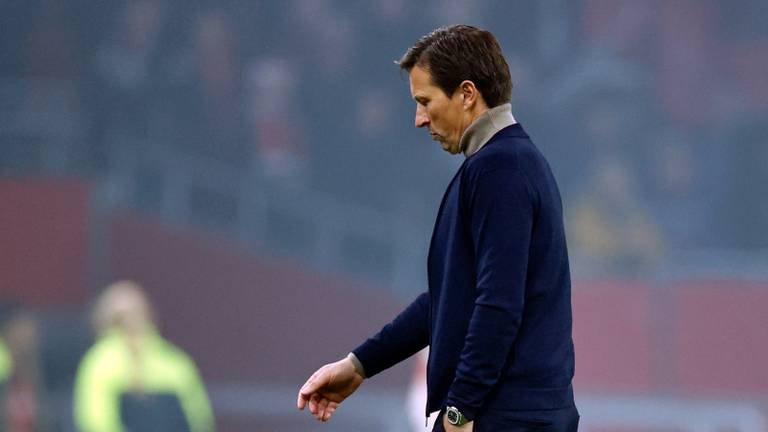 Roger Schmidt druipt af na de nederlaag tegen Ajax (Foto: ANP).