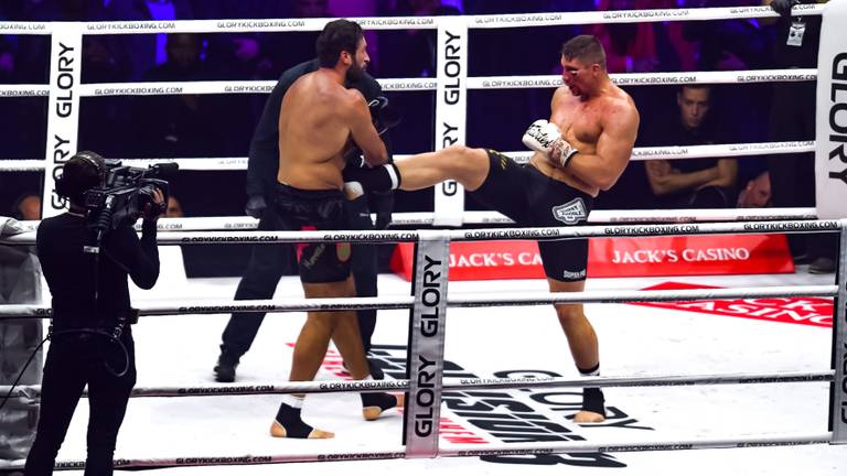 Rico Verhoeven in duel met Jamal Ben Saddik (foto: Maric Media).