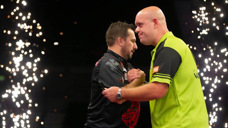 Michael van Gerwen moest donderdag zijn meerdere erkennen in Jonny Clayton (foto: Taylor Lanning/PDC).