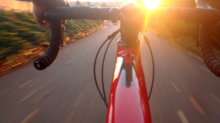 De man heeft zijn racefiets terug (Foto: Roman Pohorecki/Pexels).