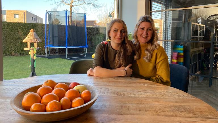 Marissa (rechts) ving de Oekraïense vluchtelinge Anastasiia (links) en haar gezin op in haar huis in Roosendaal; nu zoekt het Rode Kruis meer gastgezinnen (foto: ZuidWestTV)