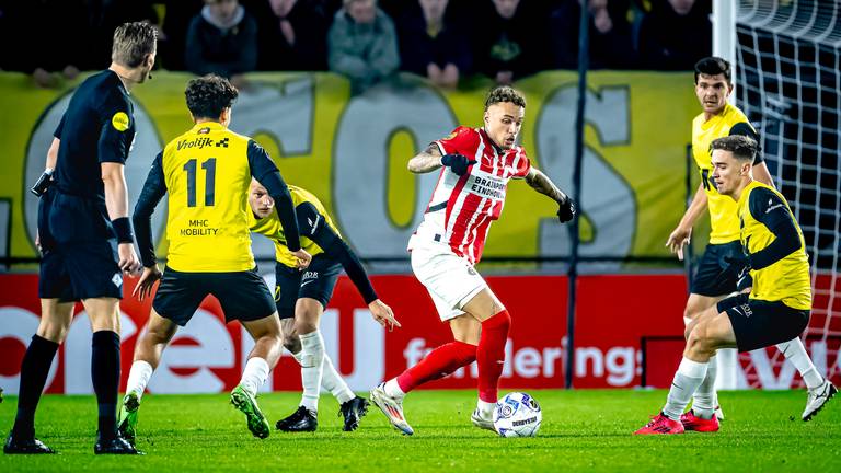 Noa Lang slalomt langs de NAC-spelers (foto: Marcel van Dorst).