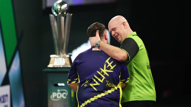 Michael van Gerwen feliciteert wereldkampioen Luke Littler (foto: DC/Kieran Cleeves).