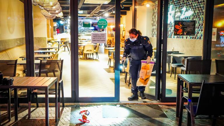 De politie doet onderzoek bij het visrestaurant in Eindhoven (foto: SQ Vision).