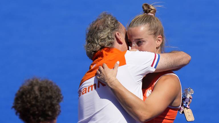 Een knuffel voor Joosje Burg die geblesseerd raakte tijdens de halve finale tegen Argentinië  (foto: ANP 2024/Aijaz Rahi AP).