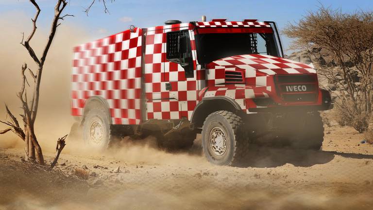 Een rood-wit geblokte truck als prototype voor Team Brabant in Dakar Rally