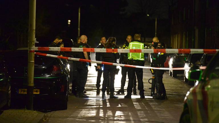 Agenten doen onderzoek (foto: Perry Roovers/SQ Vision).