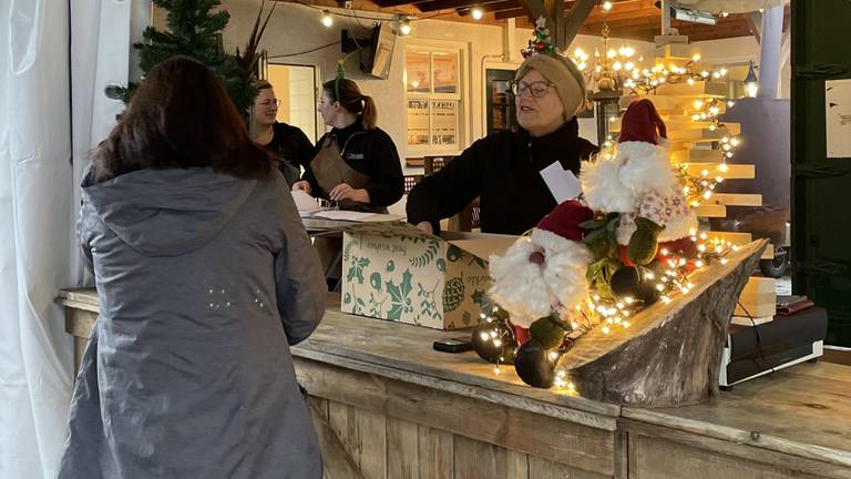 Klanten van Van Druenen kunnen buiten hun bestelling ophalen (foto: Floortje van Gameren).