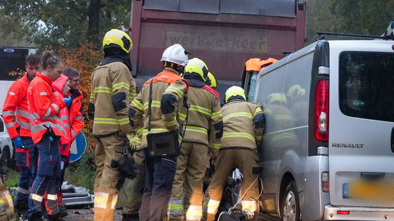 De bestuurder moest door de brandweer uit de bestelbus bevrijd worden (foto: Gabor Heeres/SQ Vision).