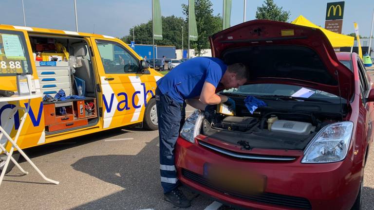 Veel vakantiegangers maakten gebruik van de  check bij Hazeldonk (foto: Eva de Schipper).