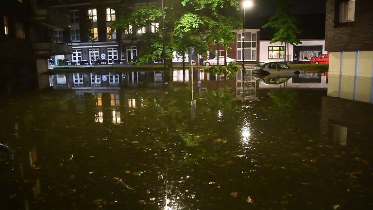 Ondergelopen straten na enorme hoosbui.