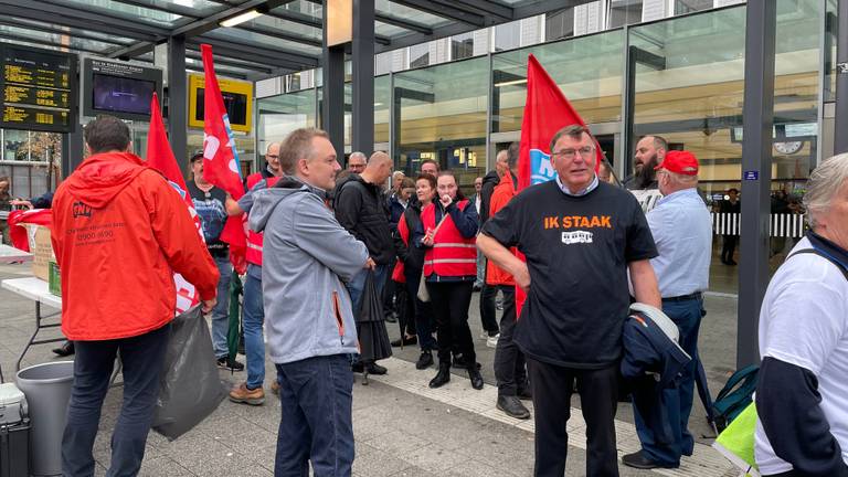 Een deel van de stakende chauffeurs op busstation Neckerspoel in Eindhoven (foto: René van Hoof).