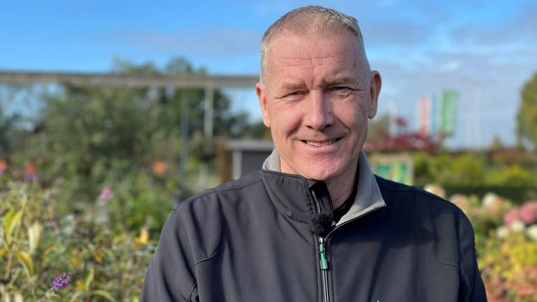 Ron Zwanenburg heeft een tuincentrum tegen vliegbasis Volkel (foto: Jos Verkuijlen).