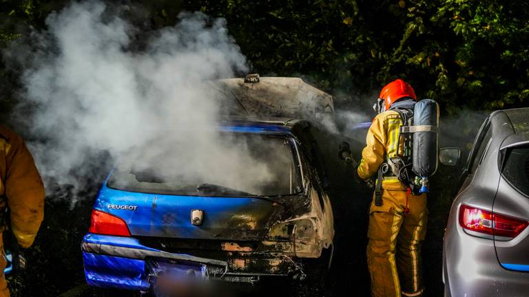 De auto op de parkeerplaats aan de Hudsonlaan in Eindhoven was niet te redden (foto: SQ Vision).