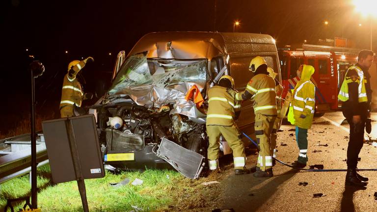 De brandweer bevrijdde het slachtoffer uit de bestelbus (foto: Bart Meesters).