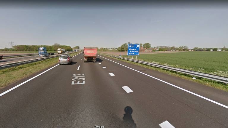 De mishandeling vond plaats bij de afslag Wouwse Plantage van de A58 (foto: Google Maps).