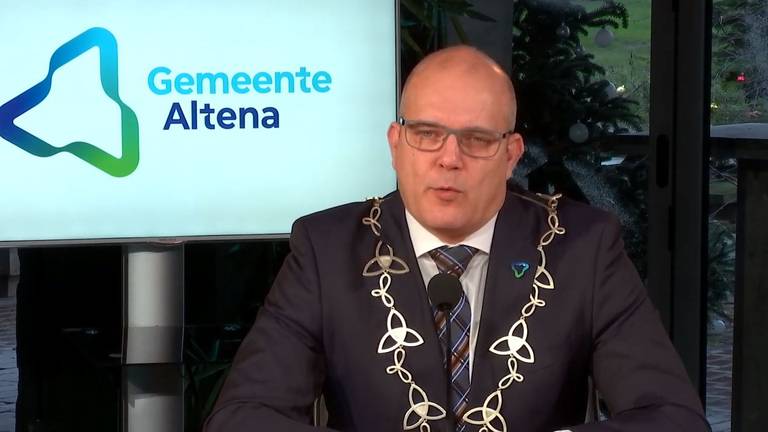 Egbert Lichtenberg tijdens zijn nieuwjaarstoespraak (foto: Altena TV).