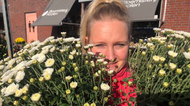 Bloemist Renata Rovers met de befaamde chrysanten.