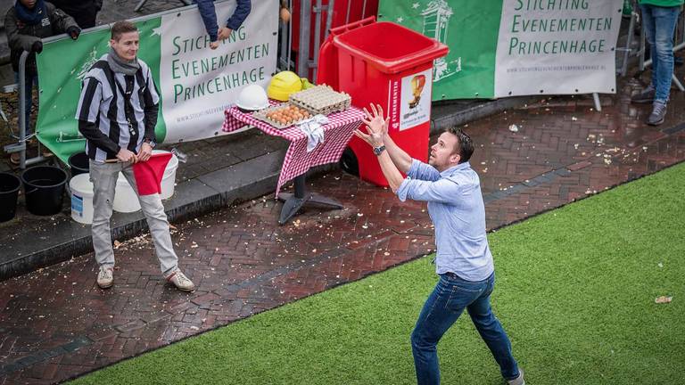 Eierwerpen in Princenhage. (foto: Stichting Evenementen Princenhage)