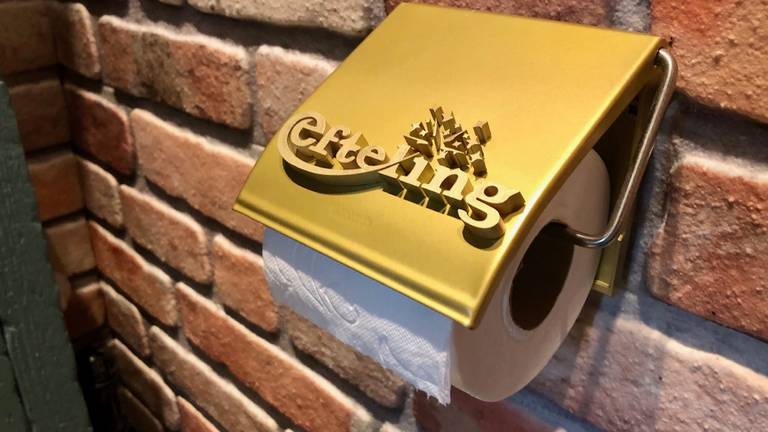 Deze 'gouden' toiletrolhouder maakte Joeri met een 3D-printer (foto: Erik Peeters). 
