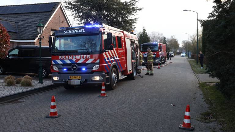 De brandweer bluste het vuur in een bijgebouw aan de Ambachtstraat in Schijndel (foto: Sander van Gils/SQ Vision).