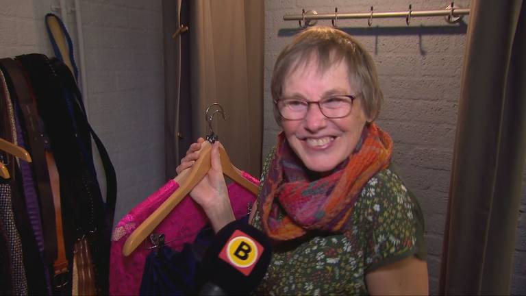 Swingen in het knalroze: Marianne in haar nopjes met vintage kerstjurk