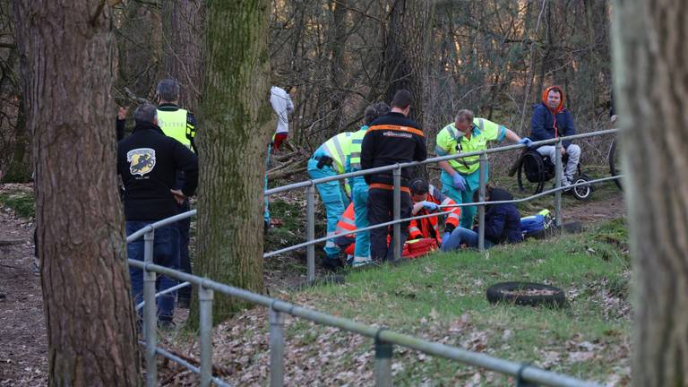 De motorcrosser is naar het ziekenhuis gebracht. Foto: SQ Vision.