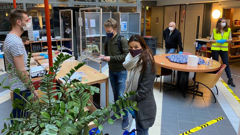 Het mobiele stembureau in verzorgingshuis De Vloed in Oisterwijk (Foto:Jan Peels)