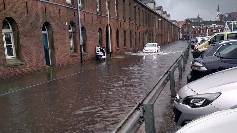 De straten staan blank in Breda (foto: Rob Seegers).