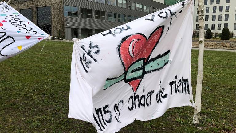 Spandoek bij het ziekenhuis Bernhoven. (Foto: Joris van Duin) 