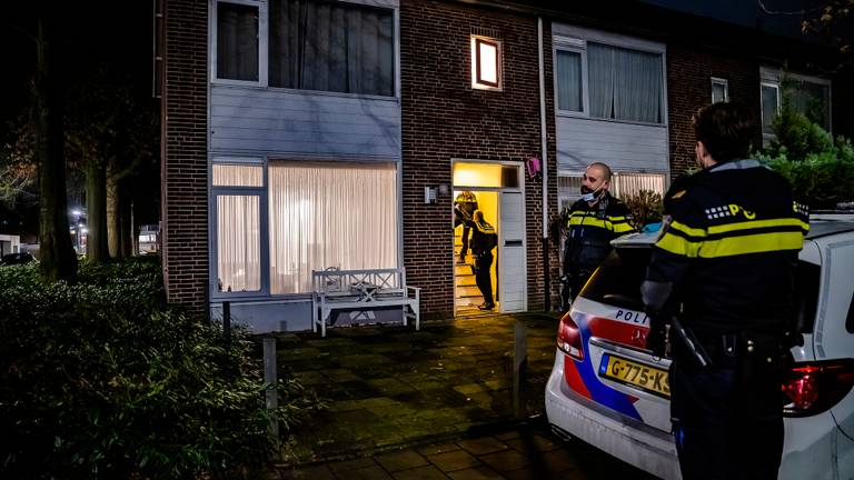 De politie bij het huis aan de Tartinistraat in Tilburg (foto: Jack Brekelmans/SQ Vision).