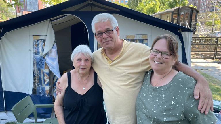 Moeder Maria, Rob en Tanja bij de vouwwagen (foto: Tom van den Oetelaar).