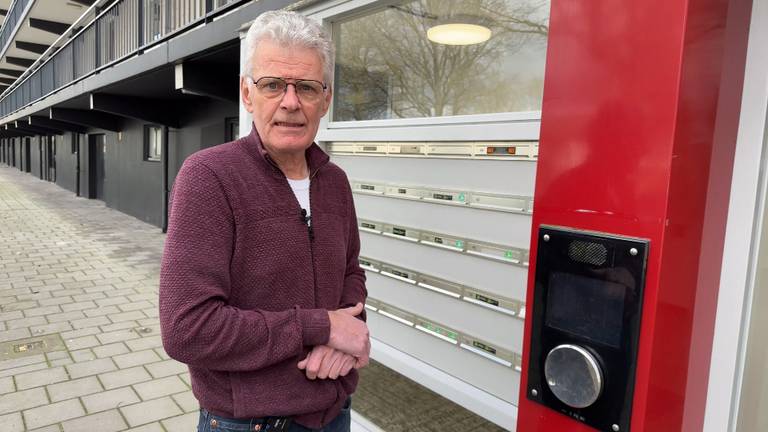 Flatbewoner Rien Boons bij de kapotte intercominstallatie (foto: Tom van den Oetelaar).