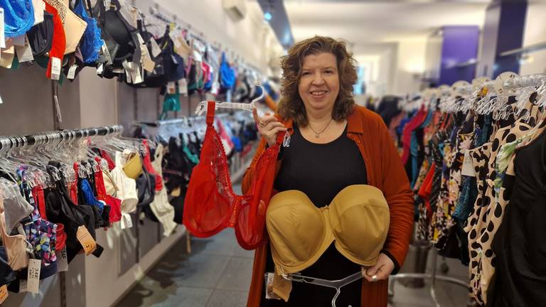 Het valt eigenaar Nathalie Richheimer zwaar dat ze haar lingeriewinkel na 28 jaar moet sluiten (foto: Noël van Hooft).