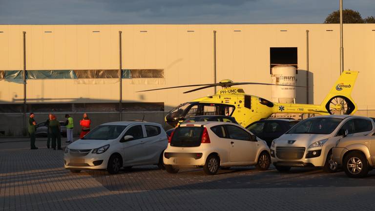 De traumahelikopter op de parkeerplaats bij Vion in Boxtel (foto: Sem van Rijssel/SQ Vision Mediaprodukties).