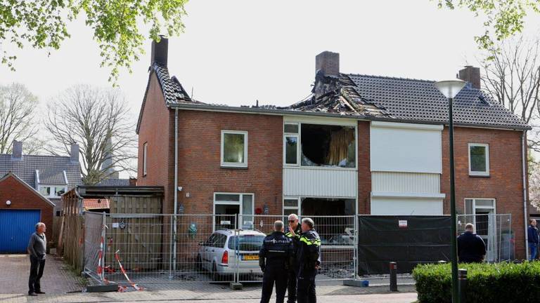 De schade van het afgebrande huis een dag na de brand (foto: Bart Meesters/ SQ Vision Mediaprodukties).