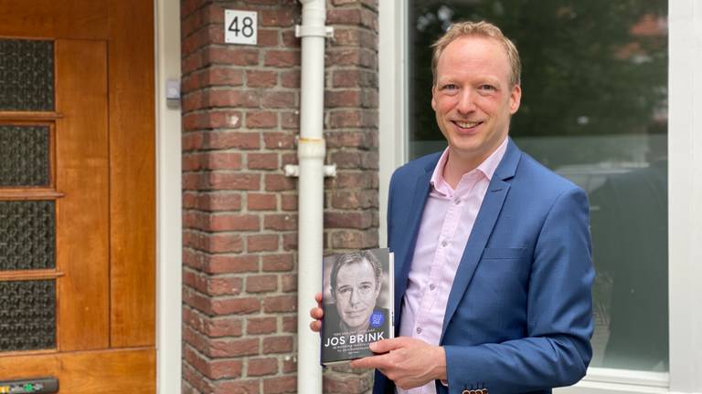Biograaf Tom van den Oetelaar voor het Tilburgse huis waar Jos Brink woonde (foto: Jan Peels)