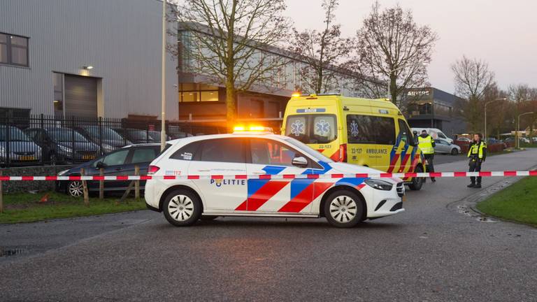 Een zwangere vrouw die langs de weg liep in Deurne is vanochtend aangereden (foto: Harrie Grijseels/SQ Vision).