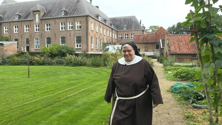 Abdis zuster Angela Holleboom in de tuin van het klooster in Megen (foto: Megan Hanegraaf).