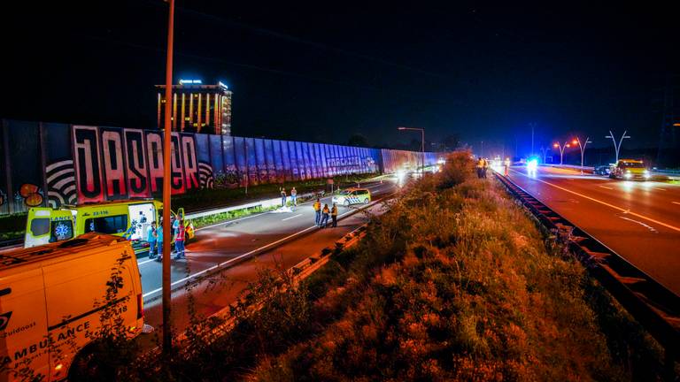 Het slachtoffer liep, nadat hij crashte met zijn auto op de A2, door de berm en probeerde vervolgens de N2 over te steken (foto: SQ Vision).