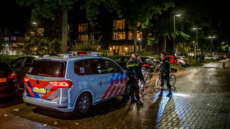 De politie doet onderzoek naar wat er gebeurd is met de vier mensen in Goirle (foto: Toby de Kort/SQ Vision).